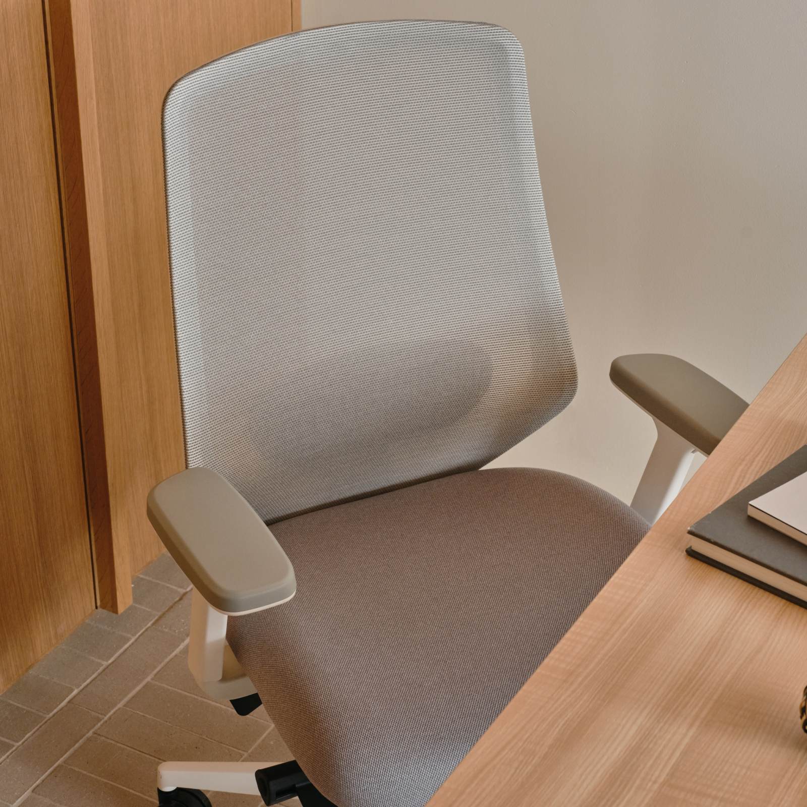 Ergonomic Chair Pro - Image 88